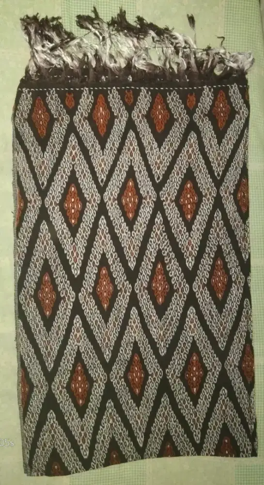 Kain tenun ikat tradisional