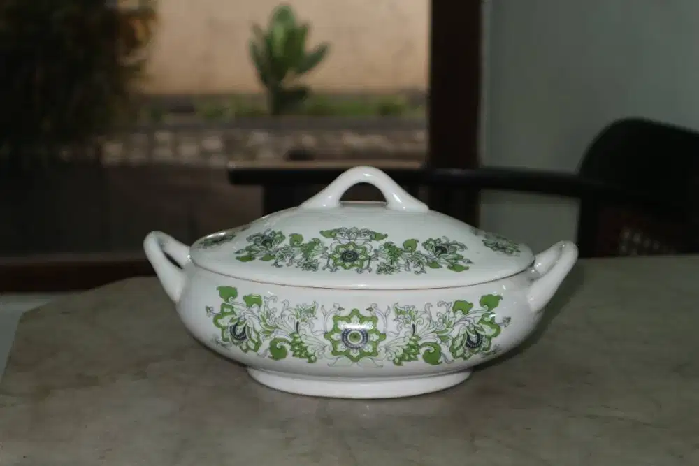 Mangkok Sayur Porselen Vintage Motif Hijau – Covered Serving Bowl