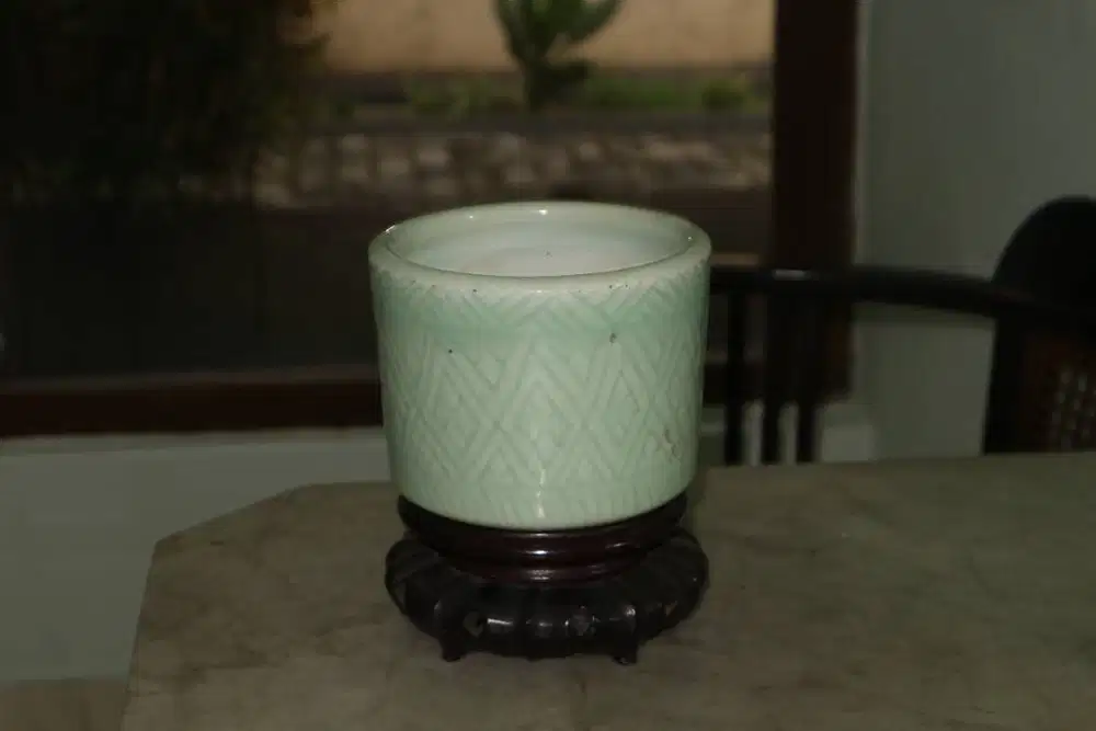 Tempat Kuas Celadon Ukir Antik Dudukan Kayu – Incised Celadon Brushpot
