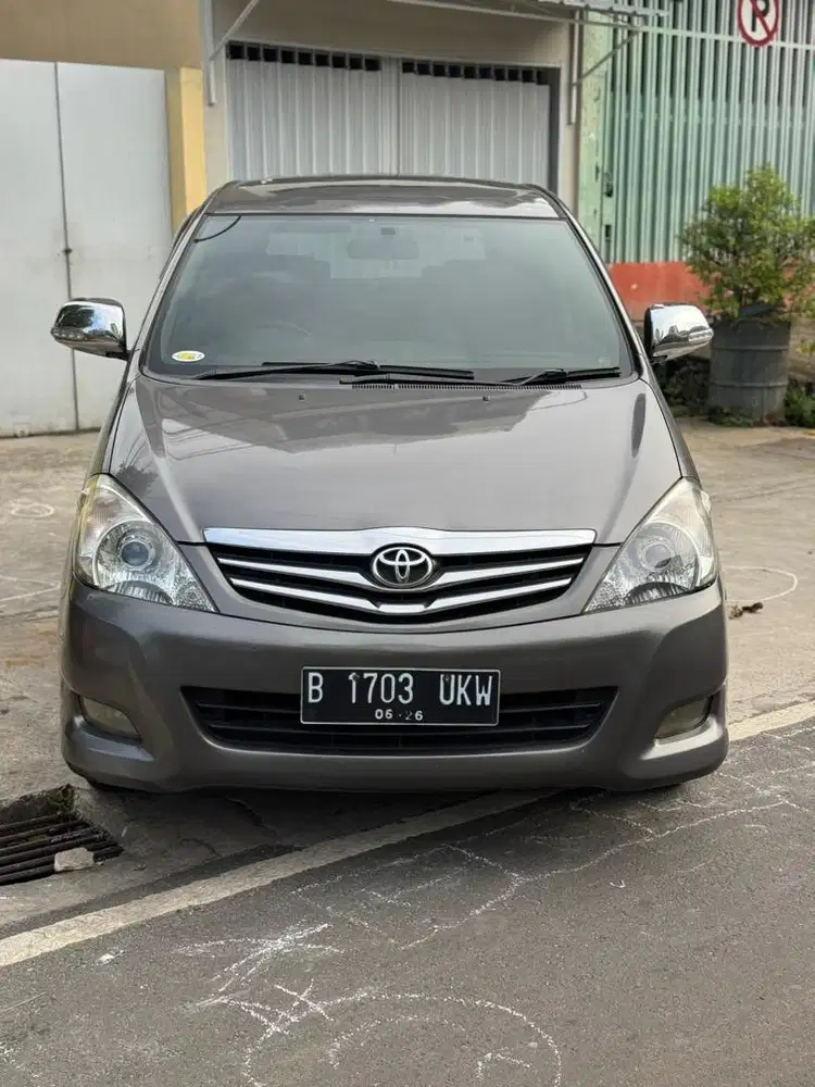 Toyota kijang innova v diesel 2011 solar automatic