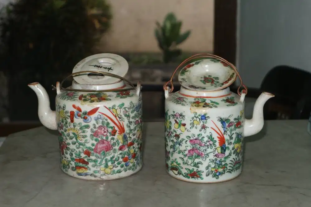 Sepasang Teko Porselen Antik Motif Famille Rose – Chinese Teapot Pair