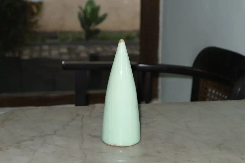 Vas Keramik Celadon Minimalis – Vintage Cone Vase