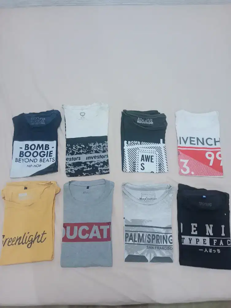 Kaos pria dengan ukuran LD 100 cm dan panjang 65 cm