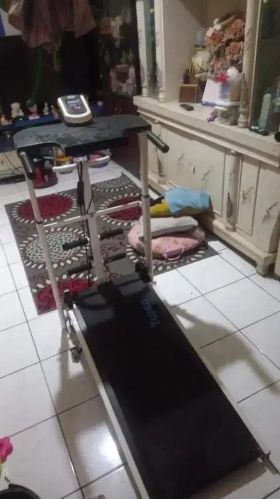 Treadmill alat olahraga