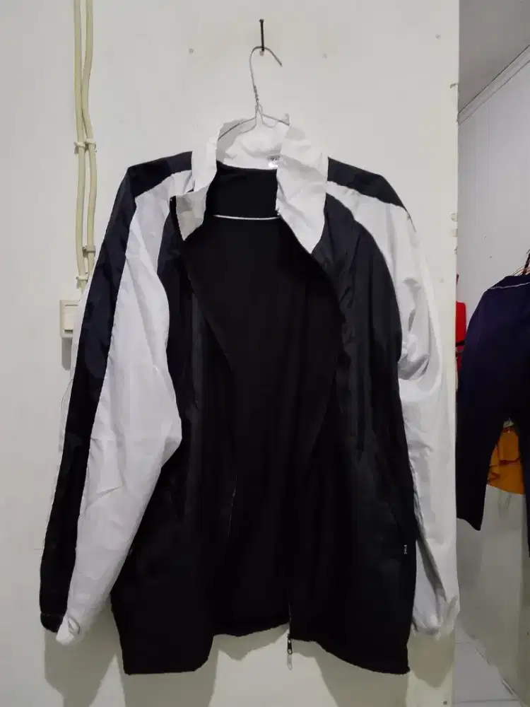 Jaket Windbreaker Hitam Putih Stylish