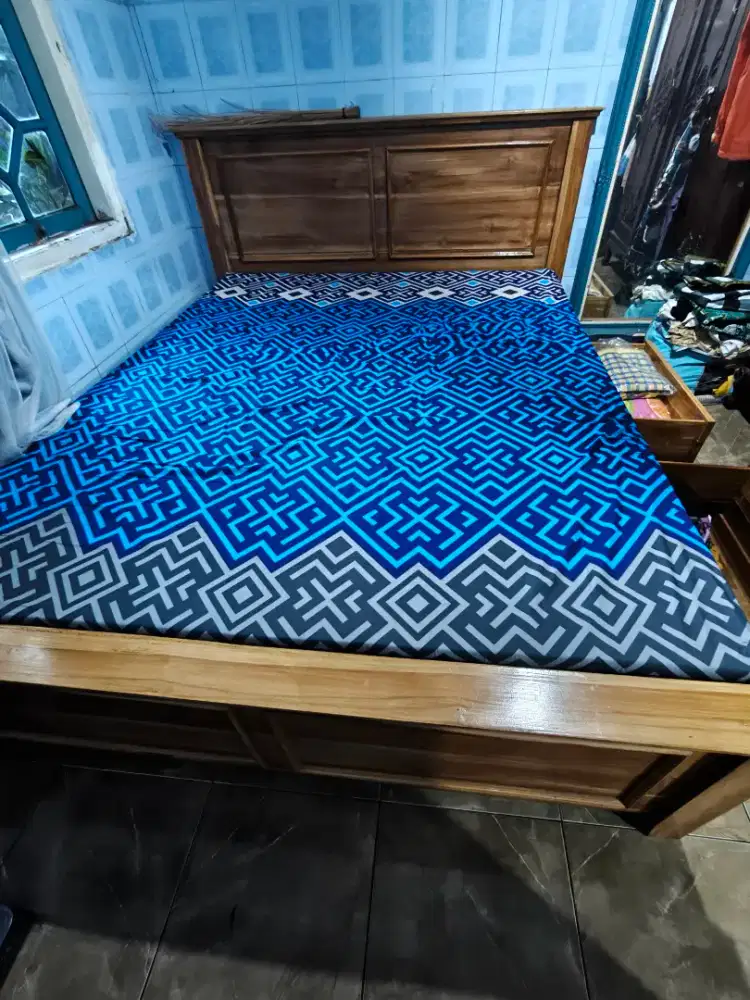 dijual tempat tidur jati, baru pake kurleb 2 tahun