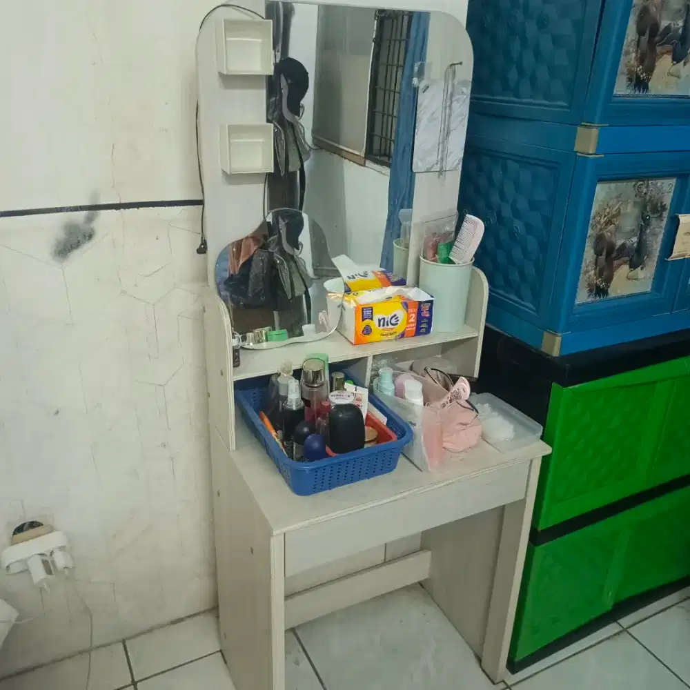 Meja rias tanpa kursi