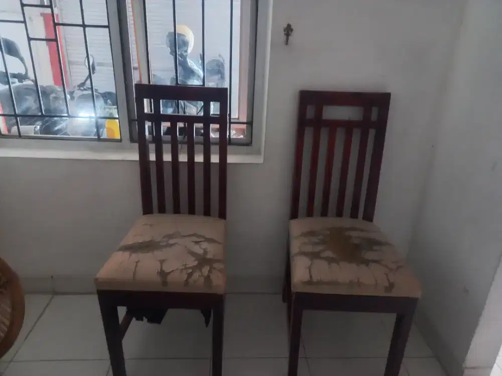 Kursi kayu furnished