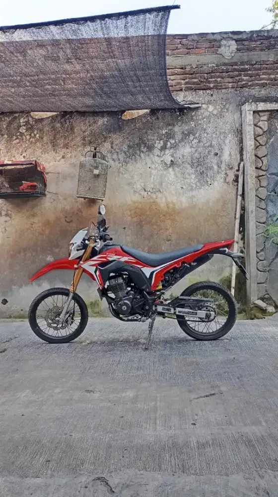 Motor CRF 150L merah putih