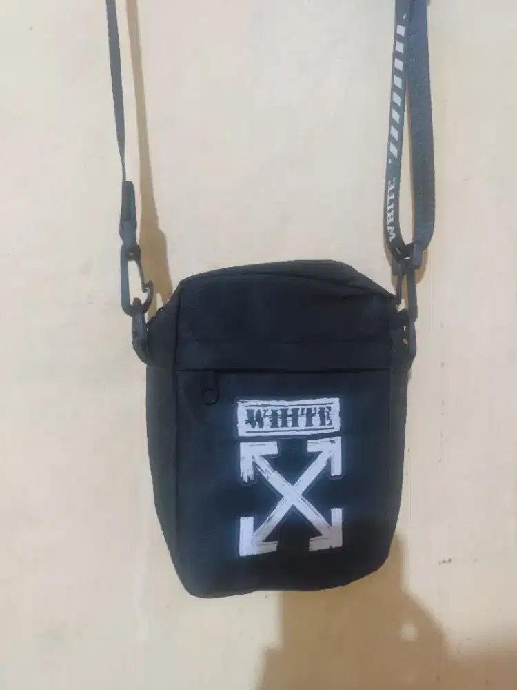 Tas selempang off white hitam