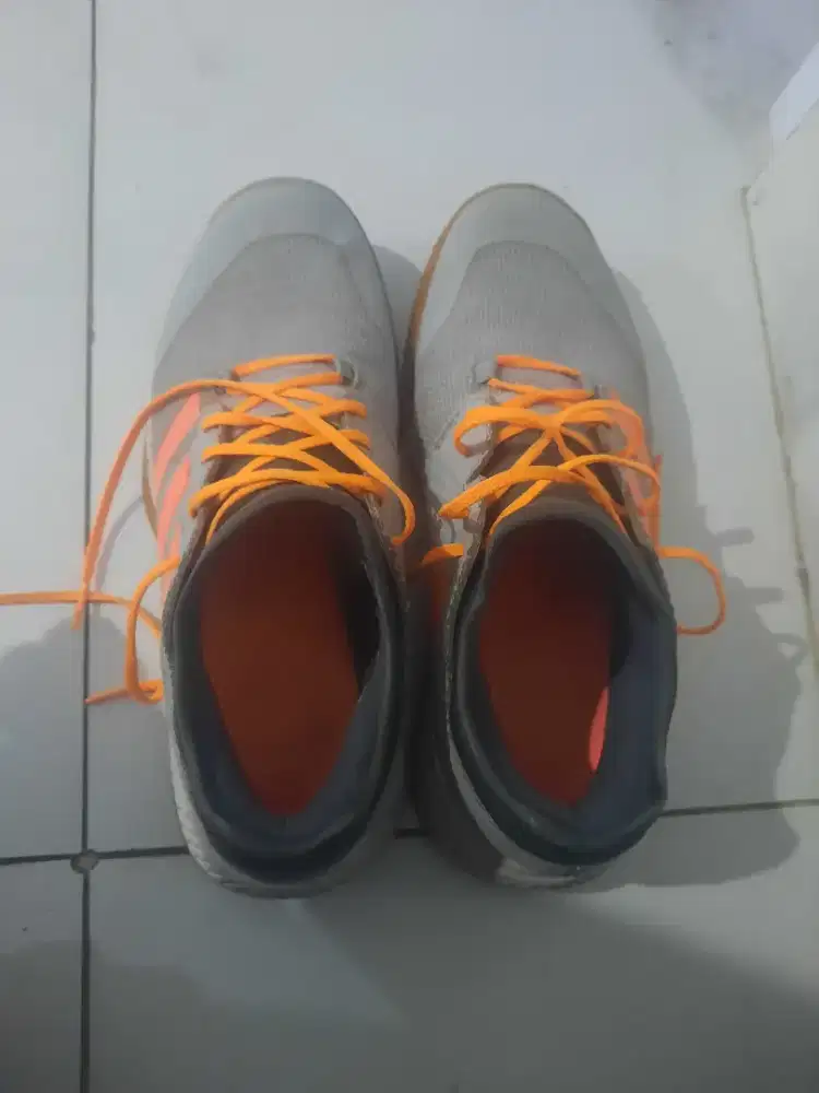 Sepatu training adiddas