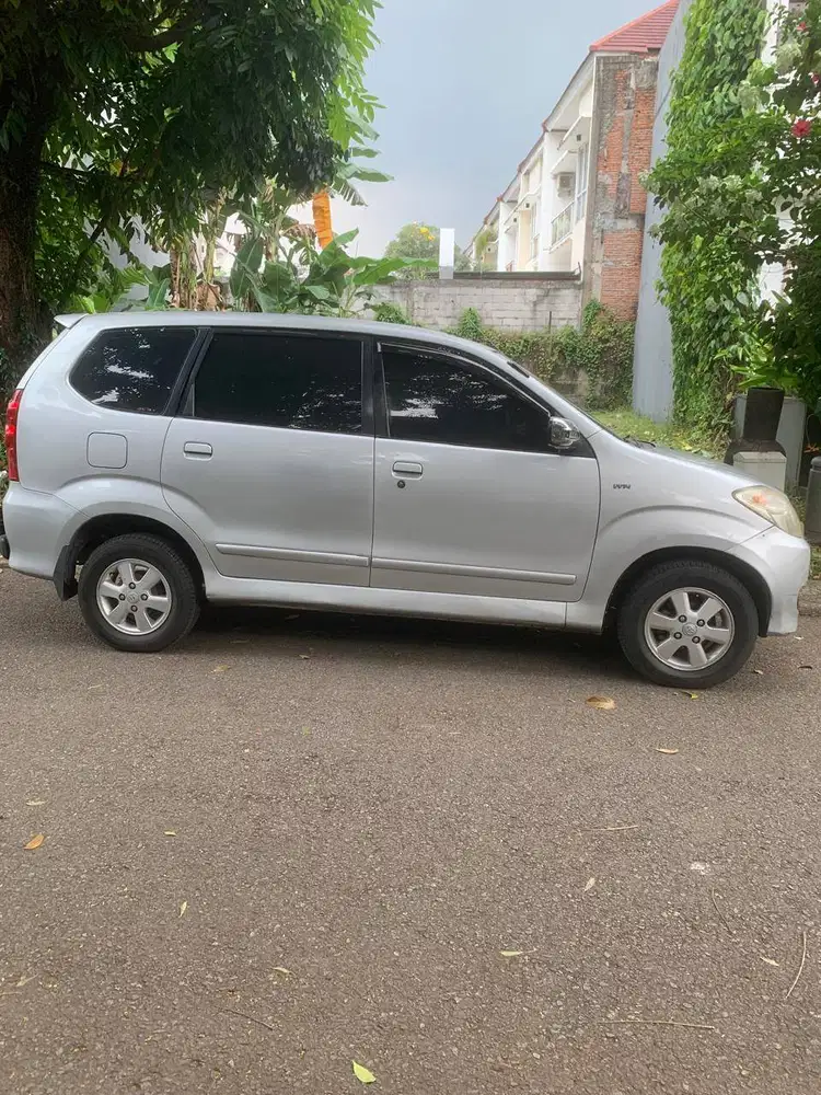 Mobil toyota avanza (2010)