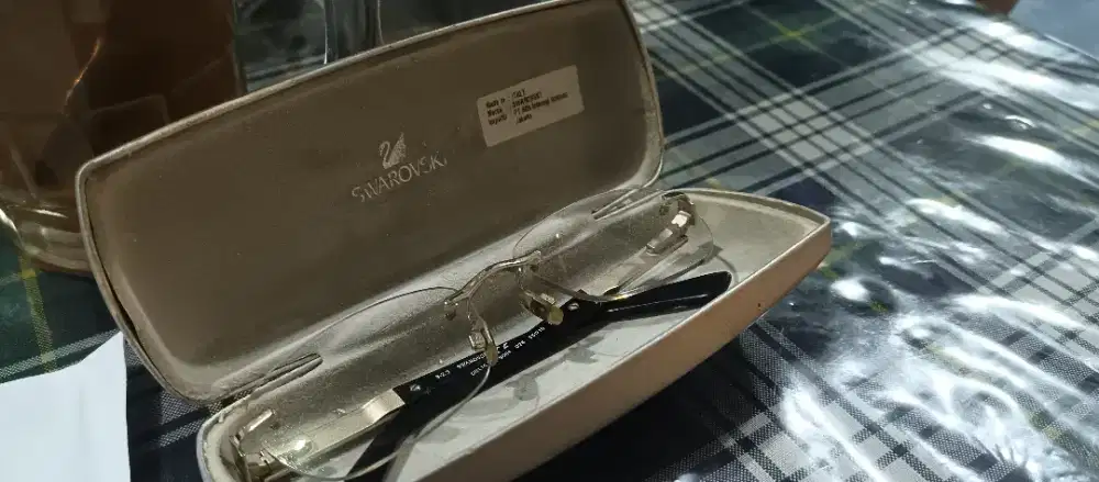 Kacamata Swarovski