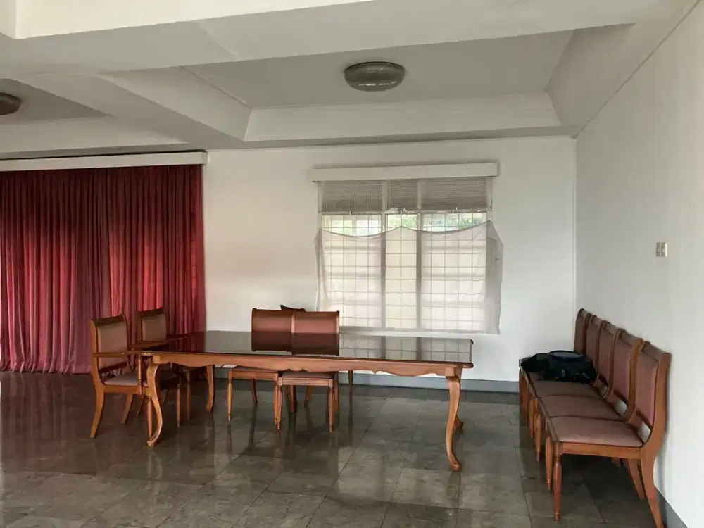 Rumah Klasik Tanah Luas di Cipaganti Permai