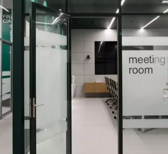 Pemasangan Sticker sunblas dan Kaca Film segala Gedung dan Perkantoran