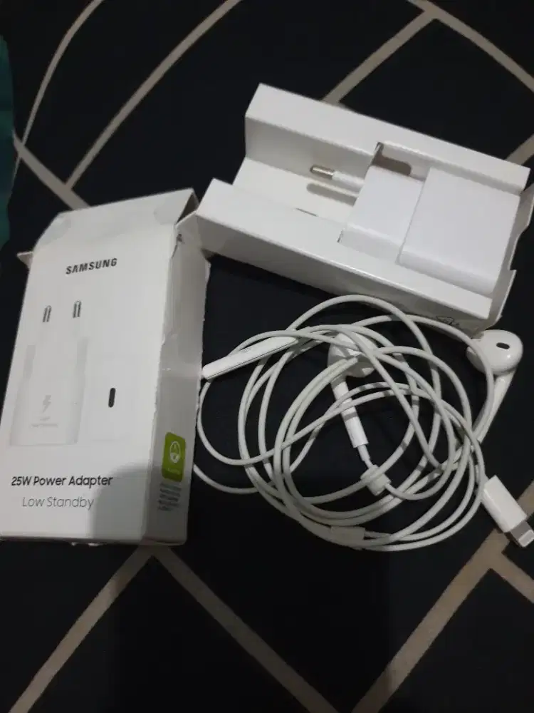 Handfre iphone dan Charger samsung