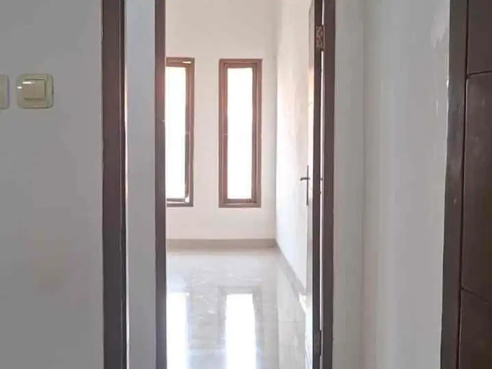 DIJUAL RUMAH 2,5 LANTAI SIAP HUNI DI TAMAN PALEM LESTARI