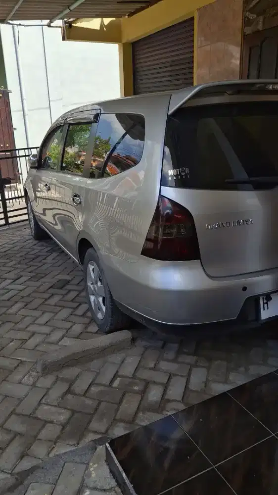 Nissan Grand livina xv 2010