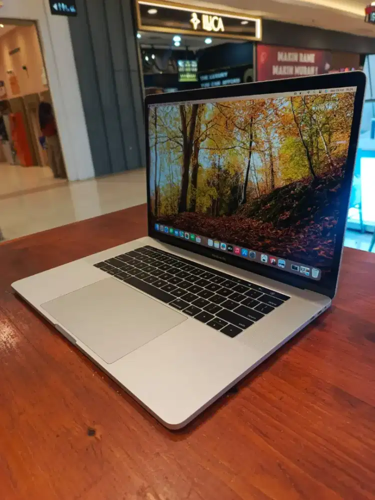 Macbook Pro Retina 15 inch , 2018 silver touchbar