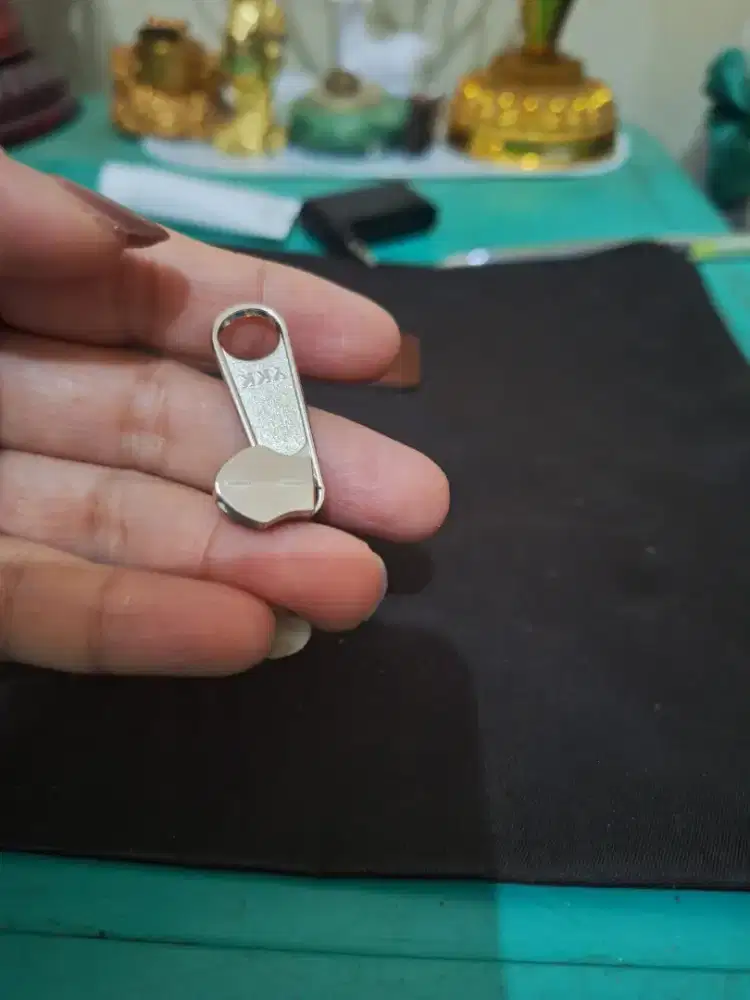 Kepala resleting untuk 
Tas dan juga menerima 
Jasa Perbaiki tas dan