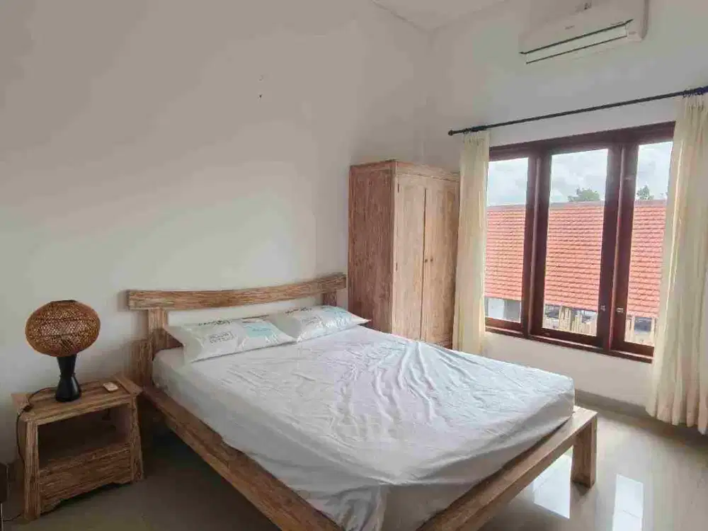 Villa 2 Kamar 1 kantor semi Furnished lokasi premium Canggu 5 menit ke Pantai berawa bebas banjir SHM