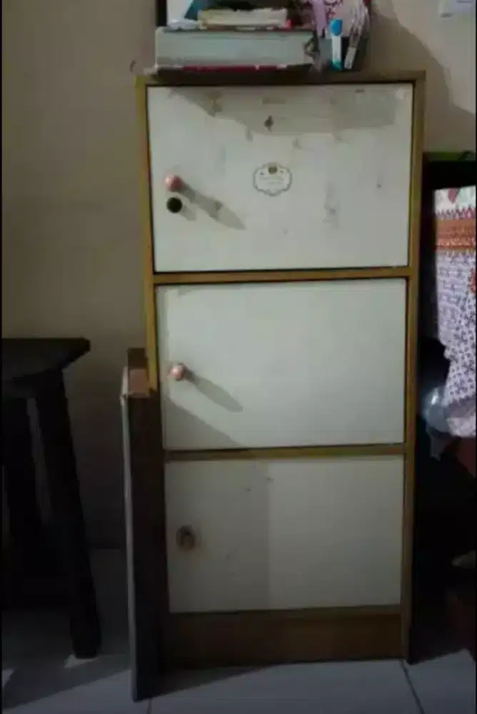 Lemari 3 susun minimalis