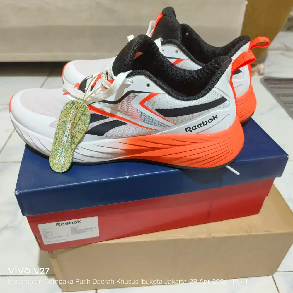 Sepatu Reebook Verse Men Warna Putih Ukuran 41.