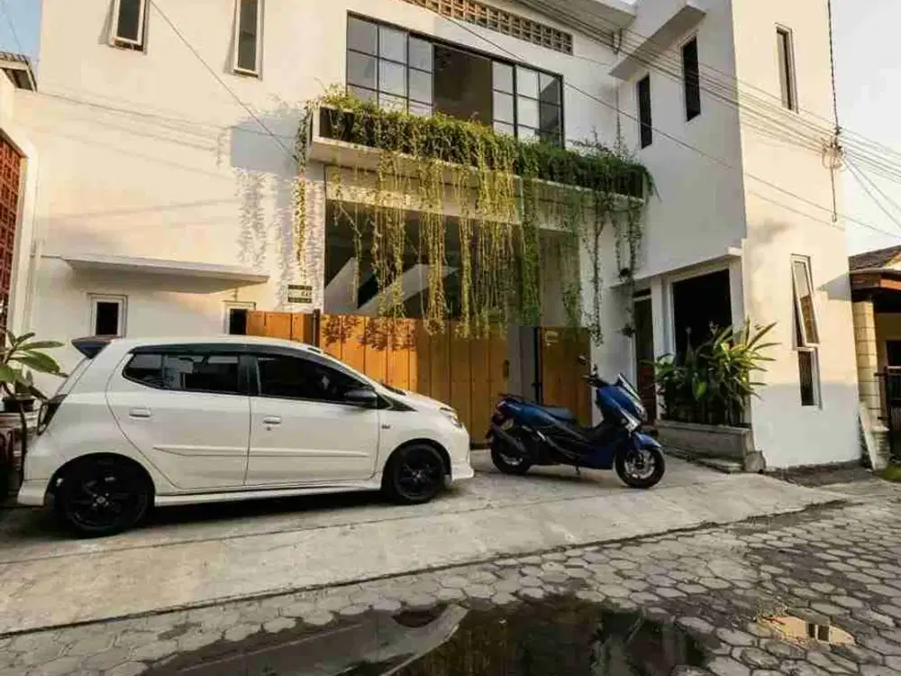 Kost Eksklusif 12 Kamar Dekat Ambarukmo – Full Furnished, Passive Income Jalan