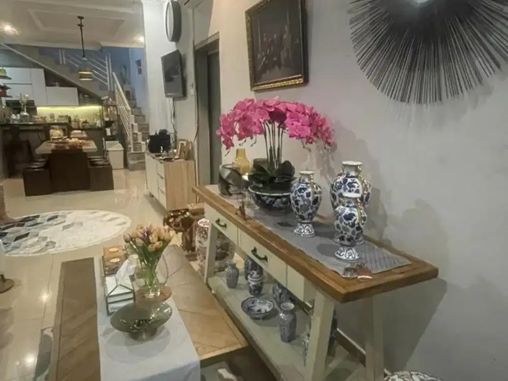 Rumah Cantik Full Furnished Jalan Kembar Regol