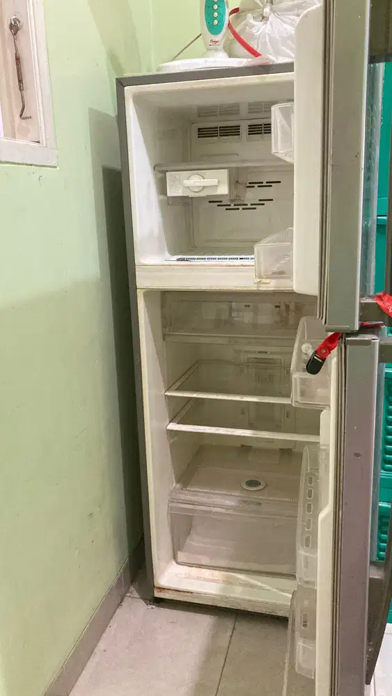 Kulkas LG bekas kondisi nyala