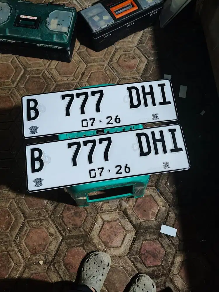 Plat mobil barcode refletif sepasang