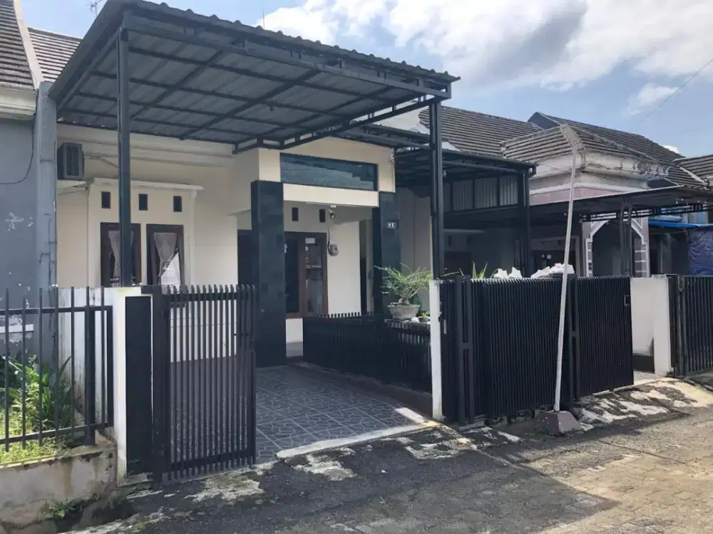 JUAL CEPAT RUMAH 2 LANTAI! LOKASI STRATEGIS DI TENGAH KOTA