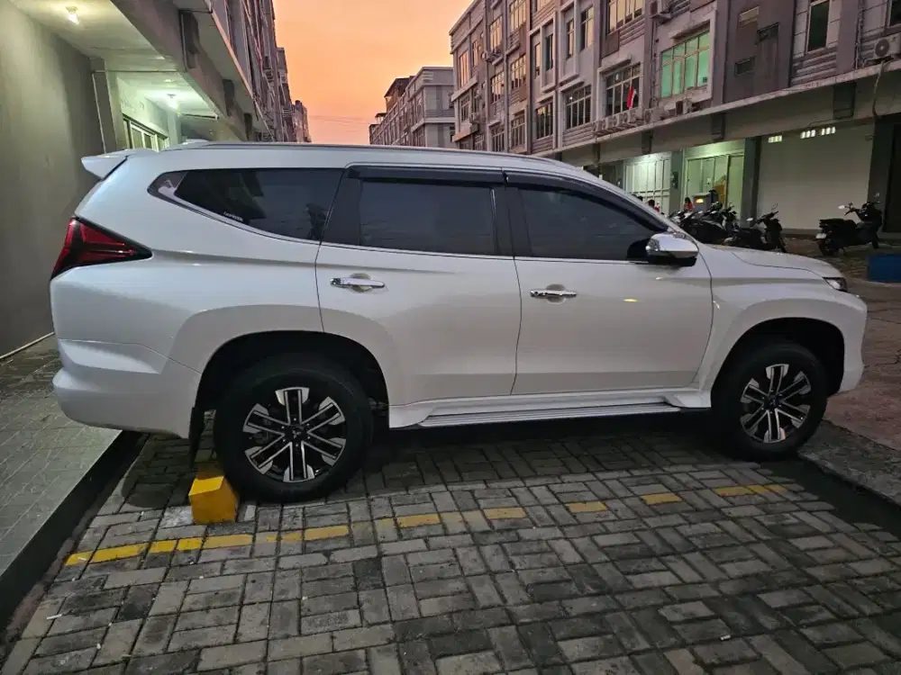 Pajero sport ultimate 2021 A/T putih