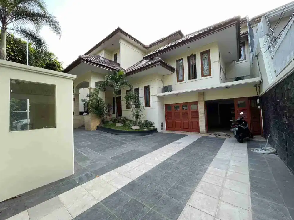 DIJUAL RUMAH BAGUS LOKASI PREMIUM DI BRAWIJAYA KEBAYORAN BARU JAKARTA SELATAN