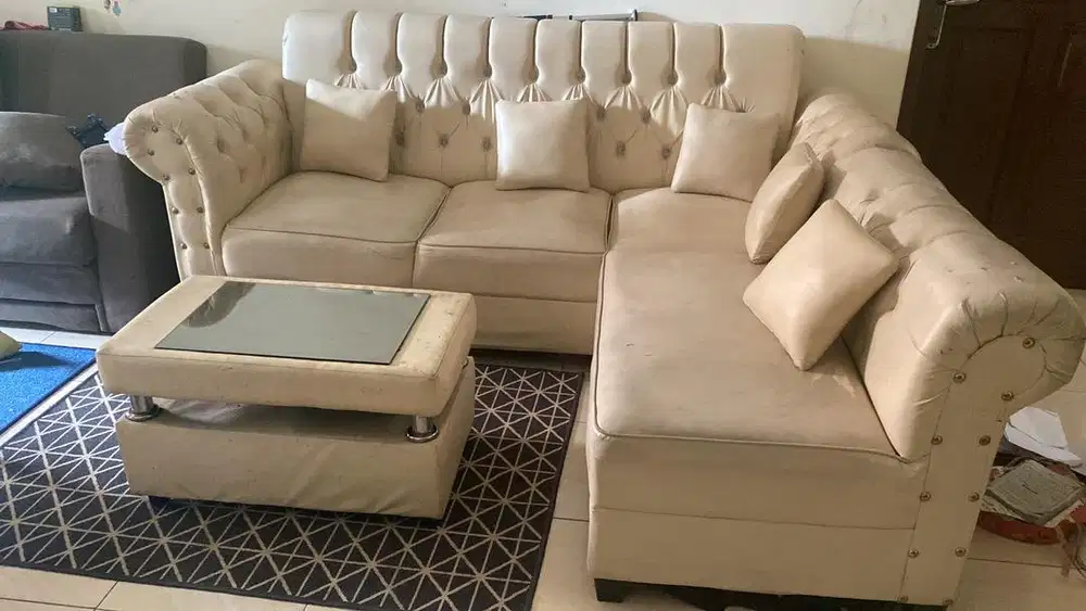 Sofa set dengan meja kaca
