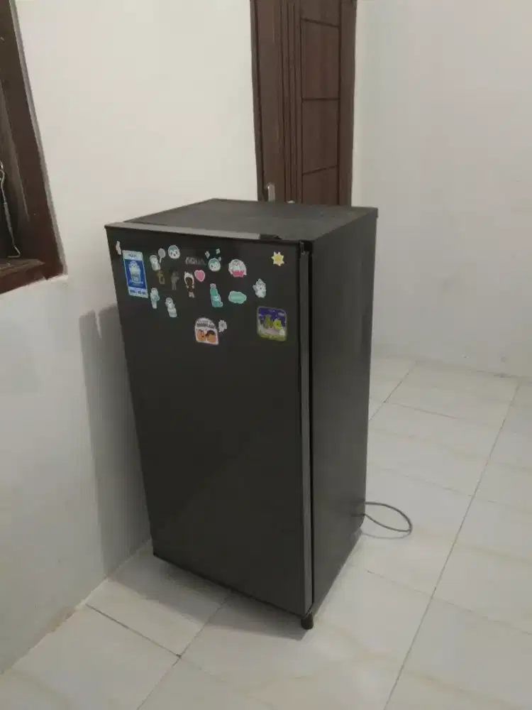Dijual : 1 kulkas merk AQUA tipe 1 pintu, mulus, bagus