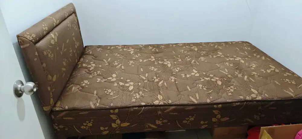 Tempat tidur tunggal