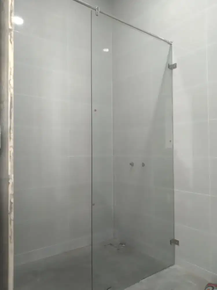 Kaca shower temperd 10mm T200cm L80cm harga terpasang 1,9 jt / pcs