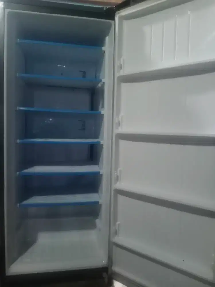 Kulkas frezer merk LG