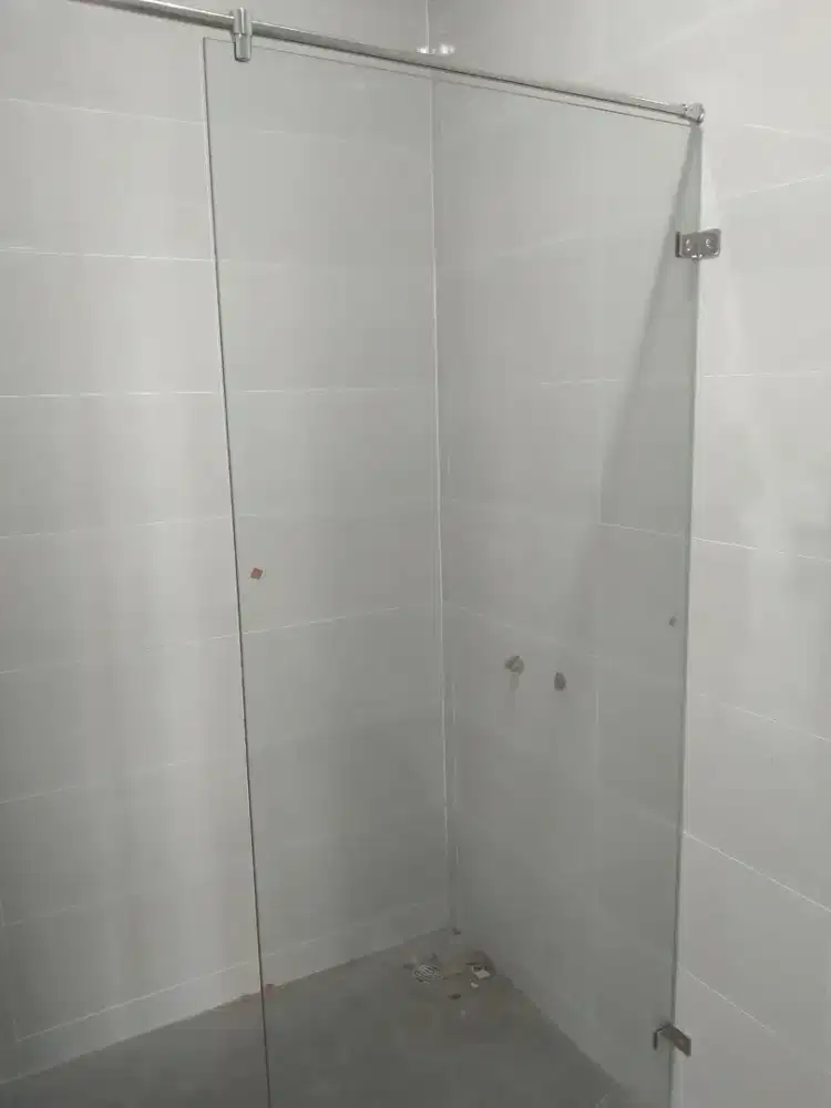 Kaca shower temperd 10mm T200cm L80cm harga plus pasang 1,9 jt / unit
