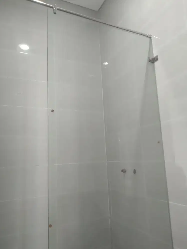 Kaca shower temperdglass 10mm T200cm L80cm harga terpasang 1,9 jt /pcs