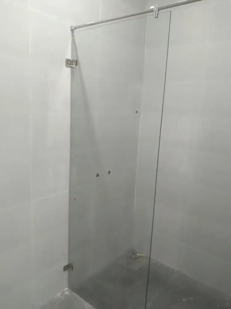 Kaca shower temperdglass 10mm T200cm L80cm harga terpasang 1,9 jt /pcs