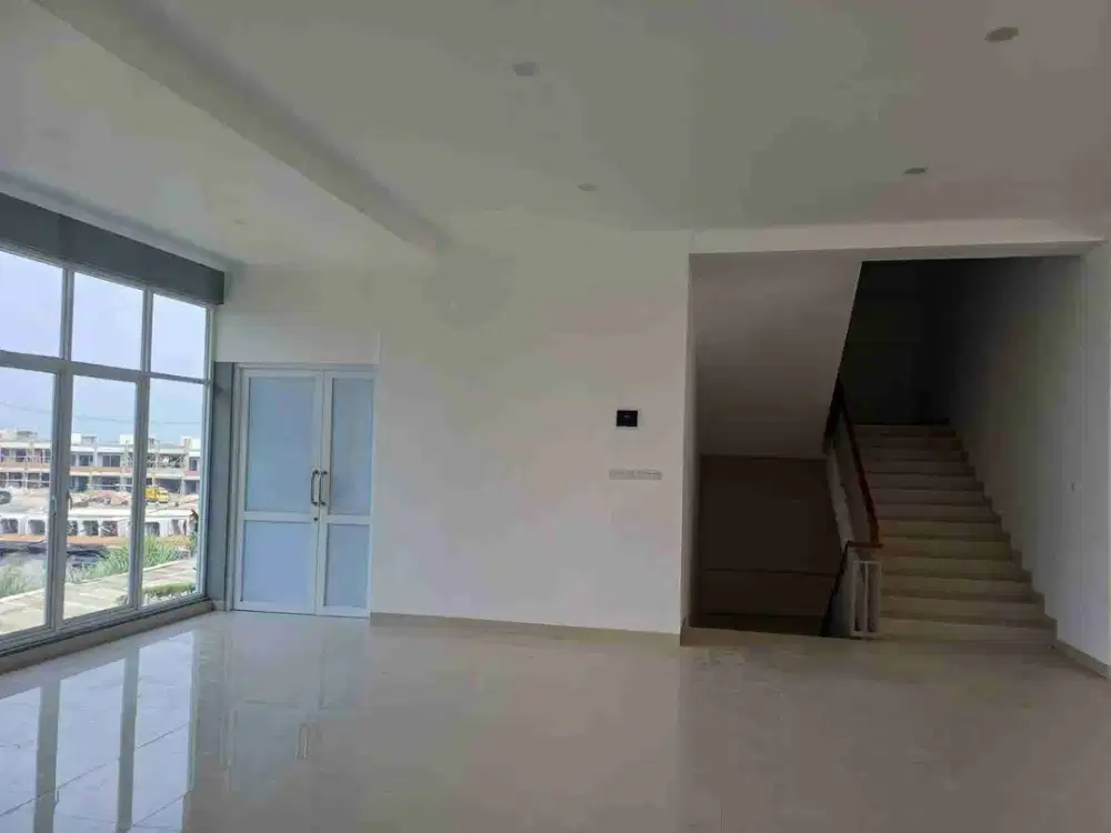 Gedung serbaguna siap usaha di samping  kota baru Parahyangan