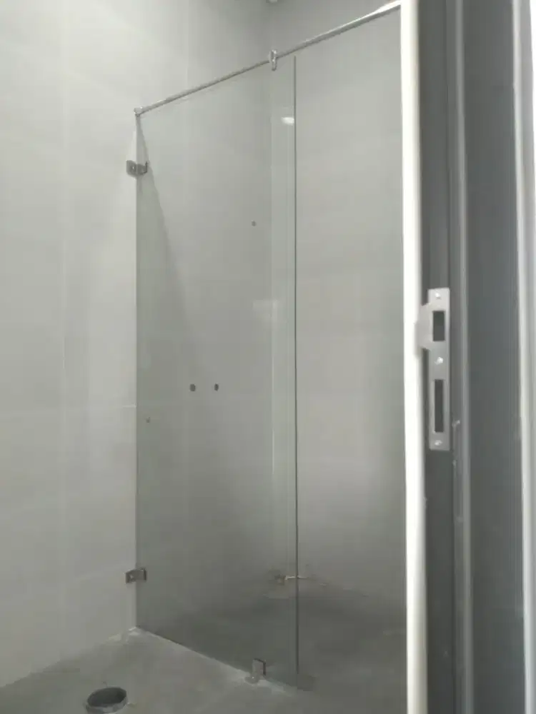 Kaca shower temperdglass 10mm T200cm L80cm harga terpasang 1,9 jt /pcs