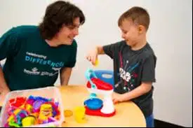 Terapis anak berkebutuhan khusus berpengalaman dan tersertifikasi