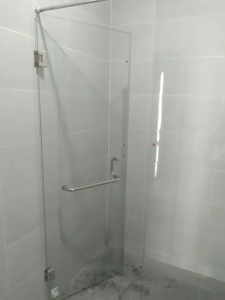 Kaca shower kamar mandi 10mm T200cm L170cm hrg 5,9 jt / set lengkap