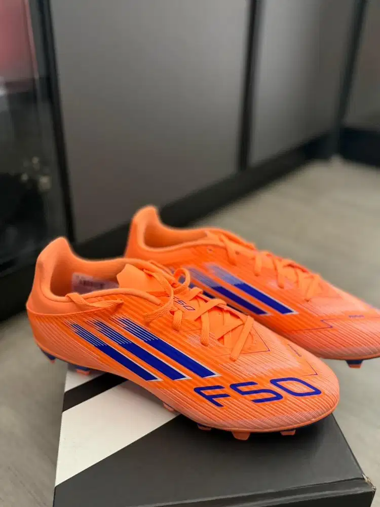 Dijual sepatu bola/mini soccer ukuran 43 1/2. Baru pakai 2x