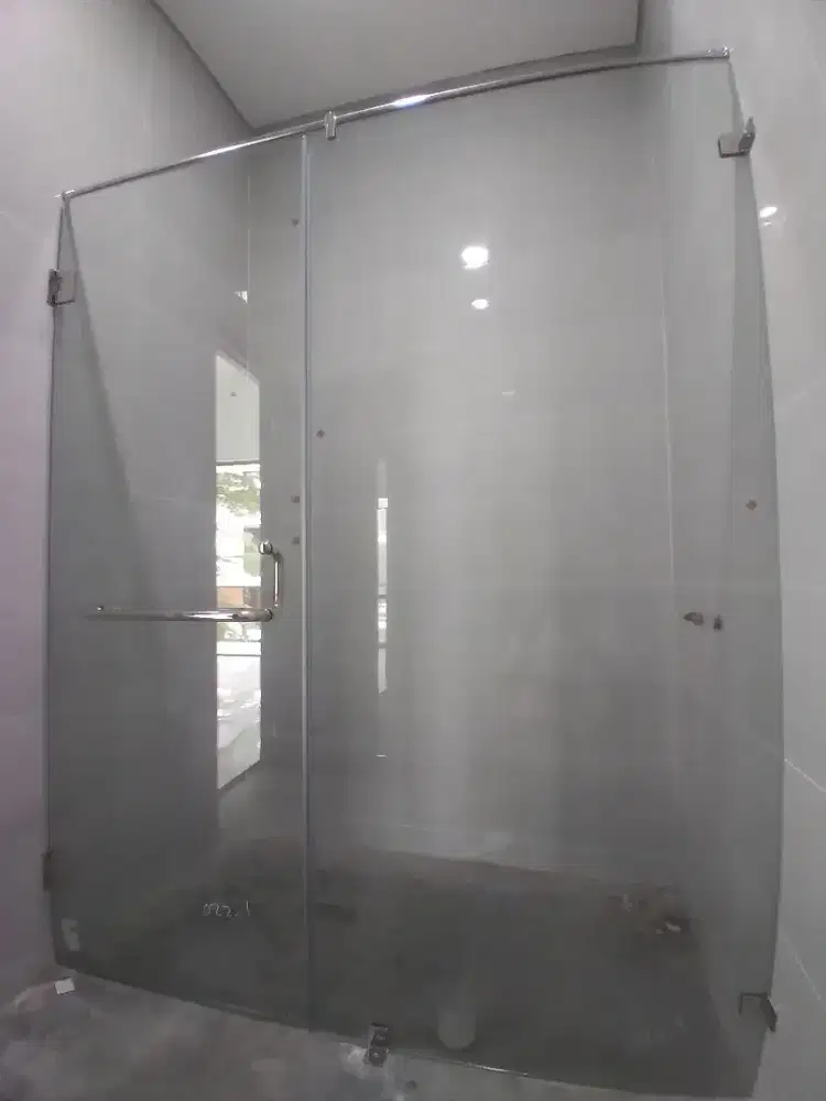 Kaca shower temperd kamar mandi 10mm T200cm L170cm hrg 1 set 5,9 jt