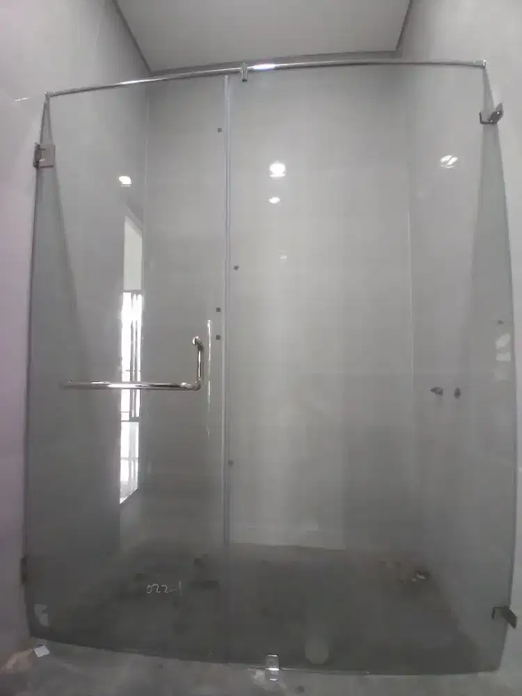 Kaca shower kamar mandi 10mm temperd T200cm L170cm hrg 1 set 5,9 jt
