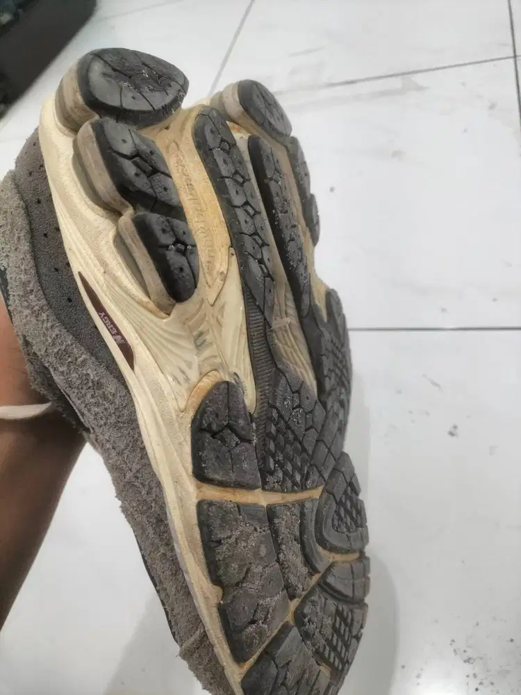 sepatu nb 2002r gray no pig skin size 43 original